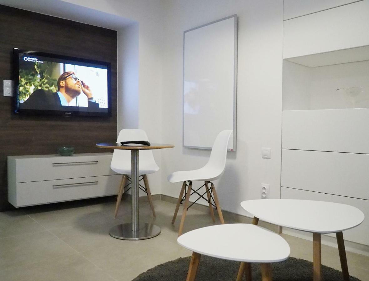 Ap10 - Apartments 4U Brezinova "Overnight Simply" Hradec Králové Exteriör bild
