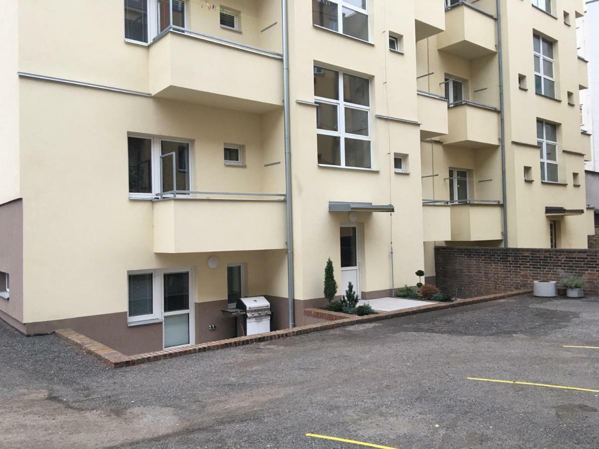 Ap10 - Apartments 4U Brezinova "Overnight Simply" Hradec Králové Exteriör bild