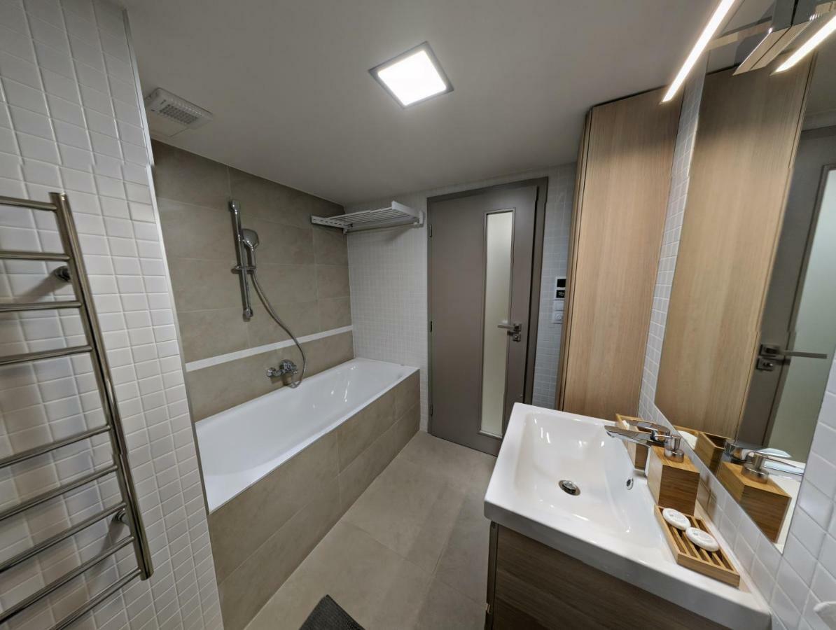 Ap10 - Apartments 4U Brezinova "Overnight Simply" Hradec Králové Exteriör bild