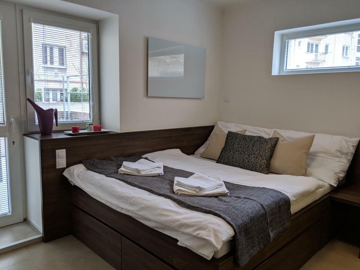 Ap10 - Apartments 4U Brezinova "Overnight Simply" Hradec Králové Exteriör bild