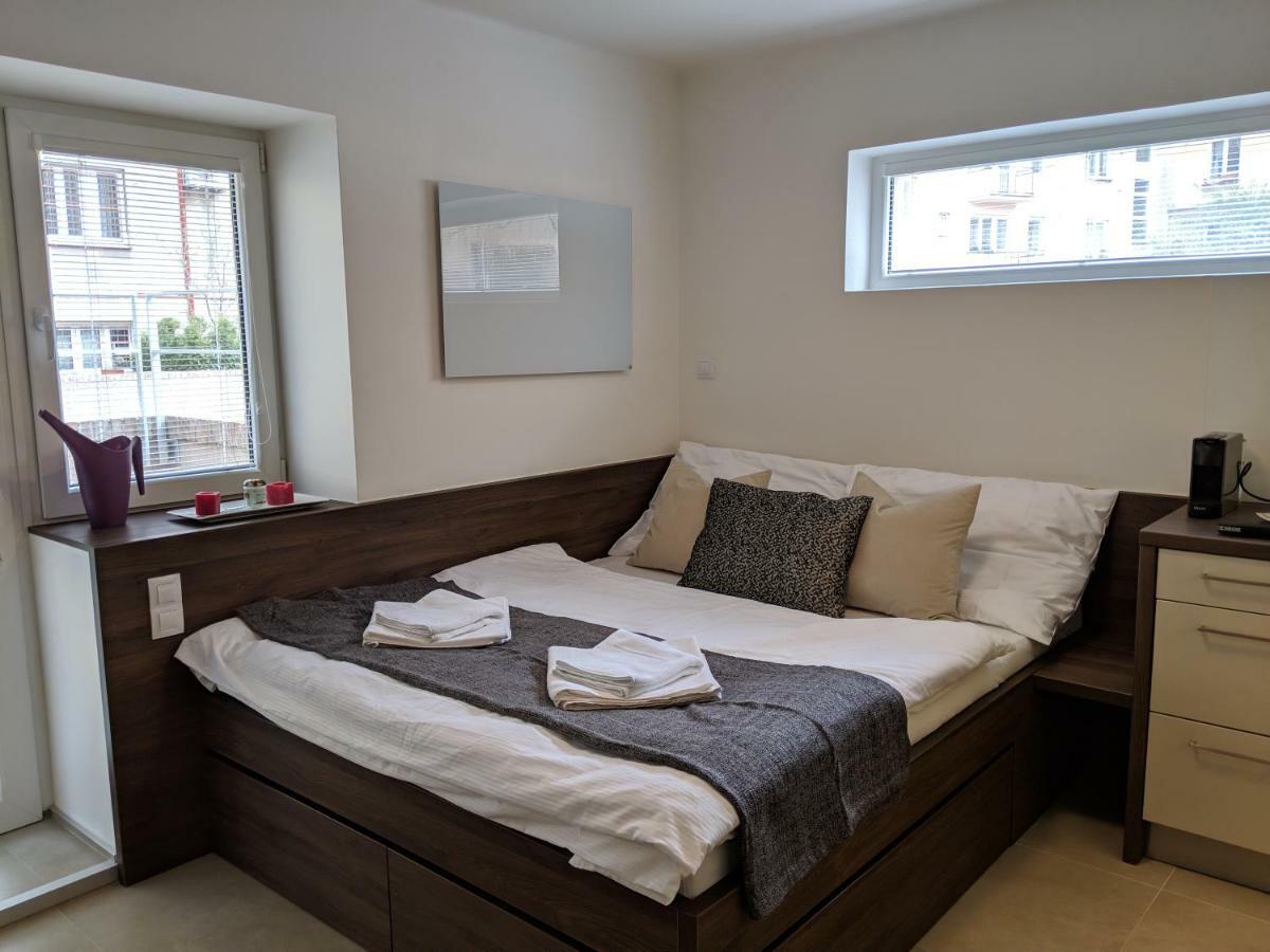 Ap10 - Apartments 4U Brezinova "Overnight Simply" Hradec Králové Exteriör bild